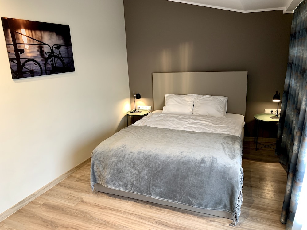 Ernesta Lux Apartments 12/50