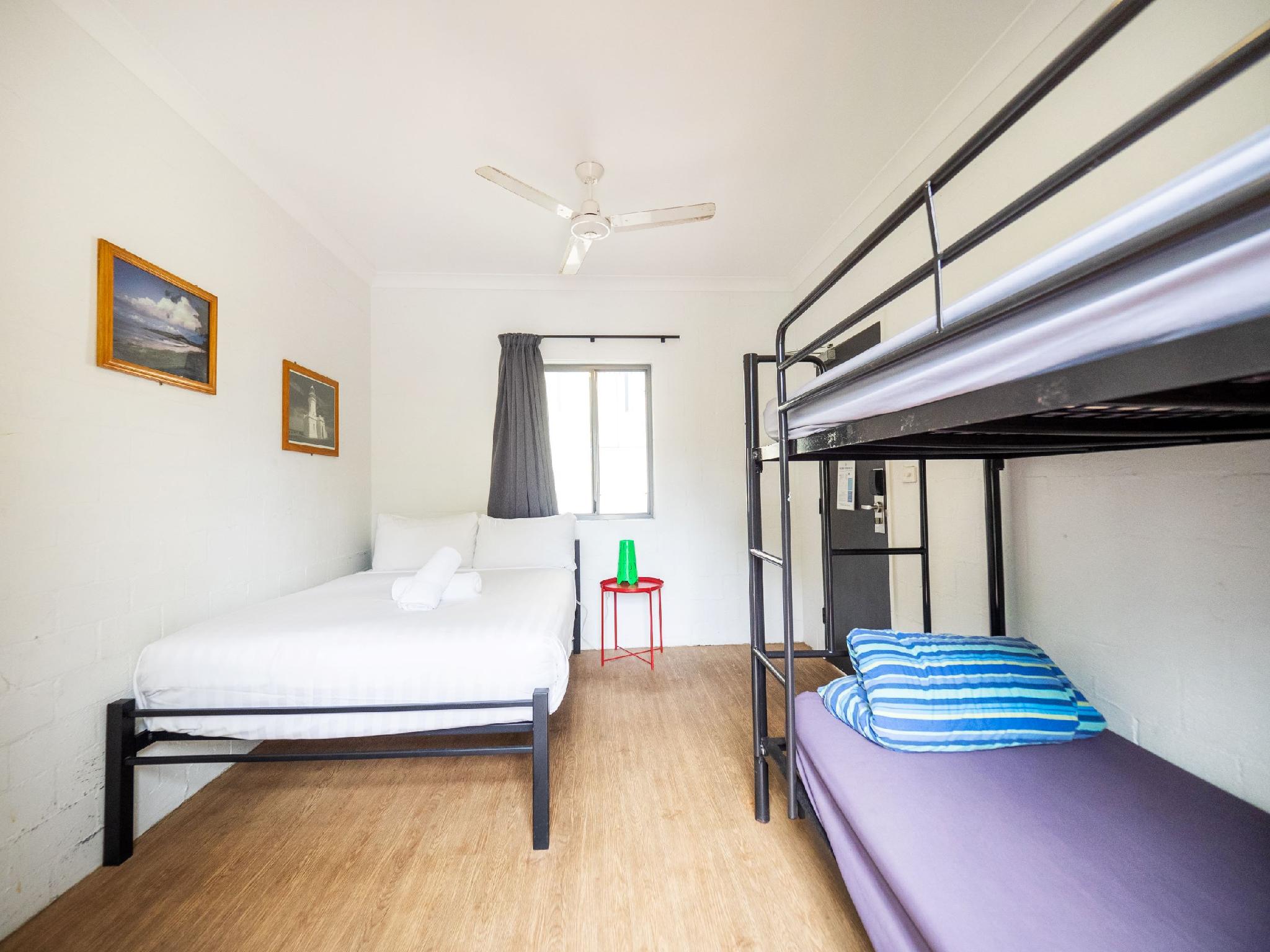 ROOM, TWIN BEDS, SHARED BATHROOM