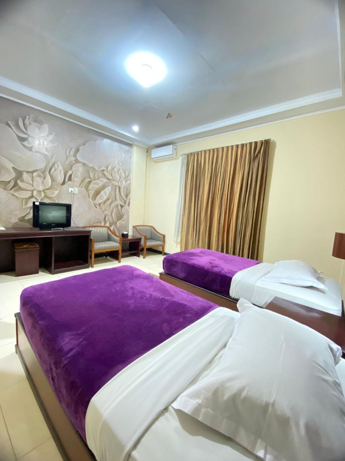 Nikita Hotel 12/49