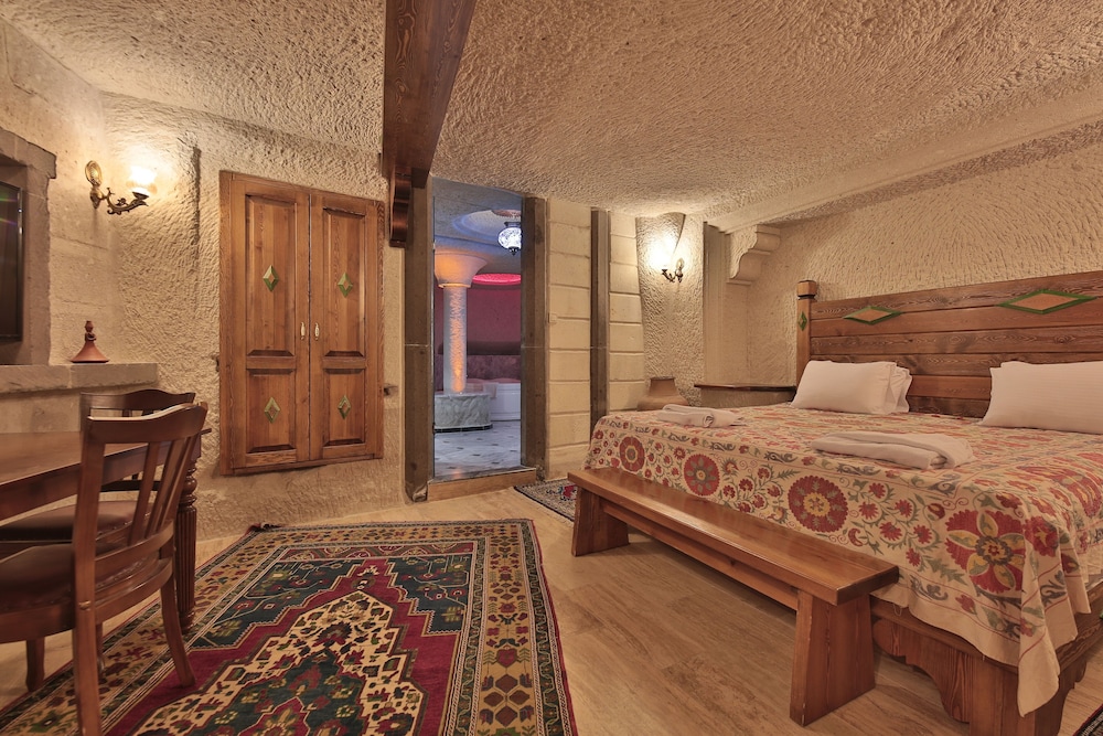 CAVE, 2 BEDROOMS, FAMILY SUITE