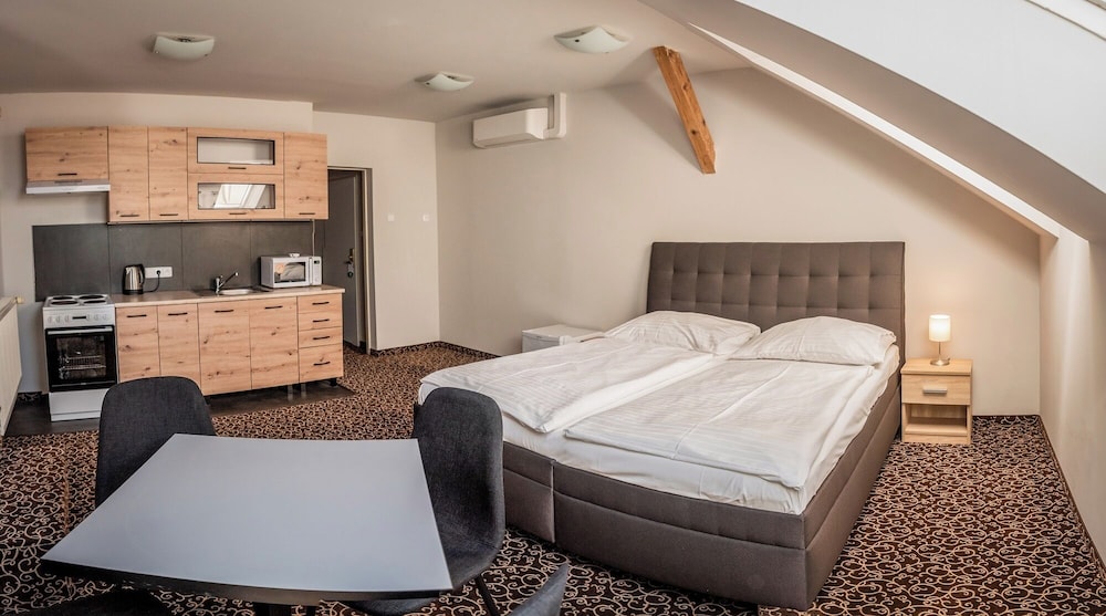 1 BEDROOM, STANDARD, QUADRUPLE