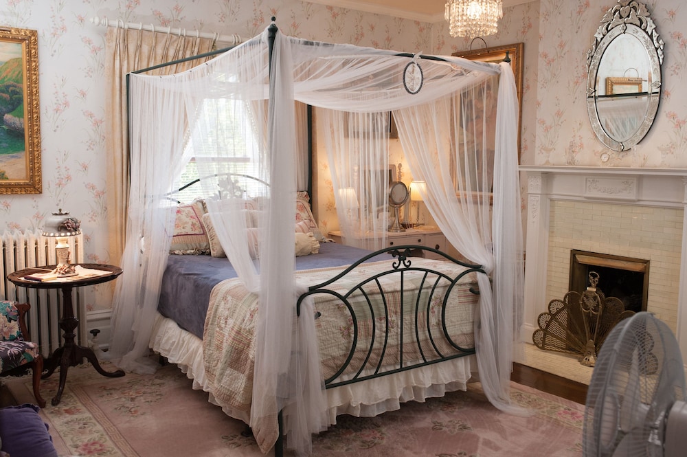 South Broadway Manor Bed and Breakfast 34/72