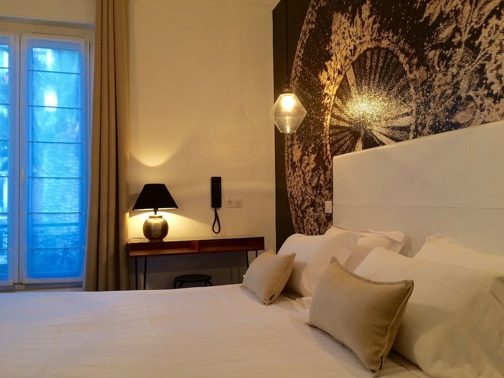 DELUXE, QUEEN BED