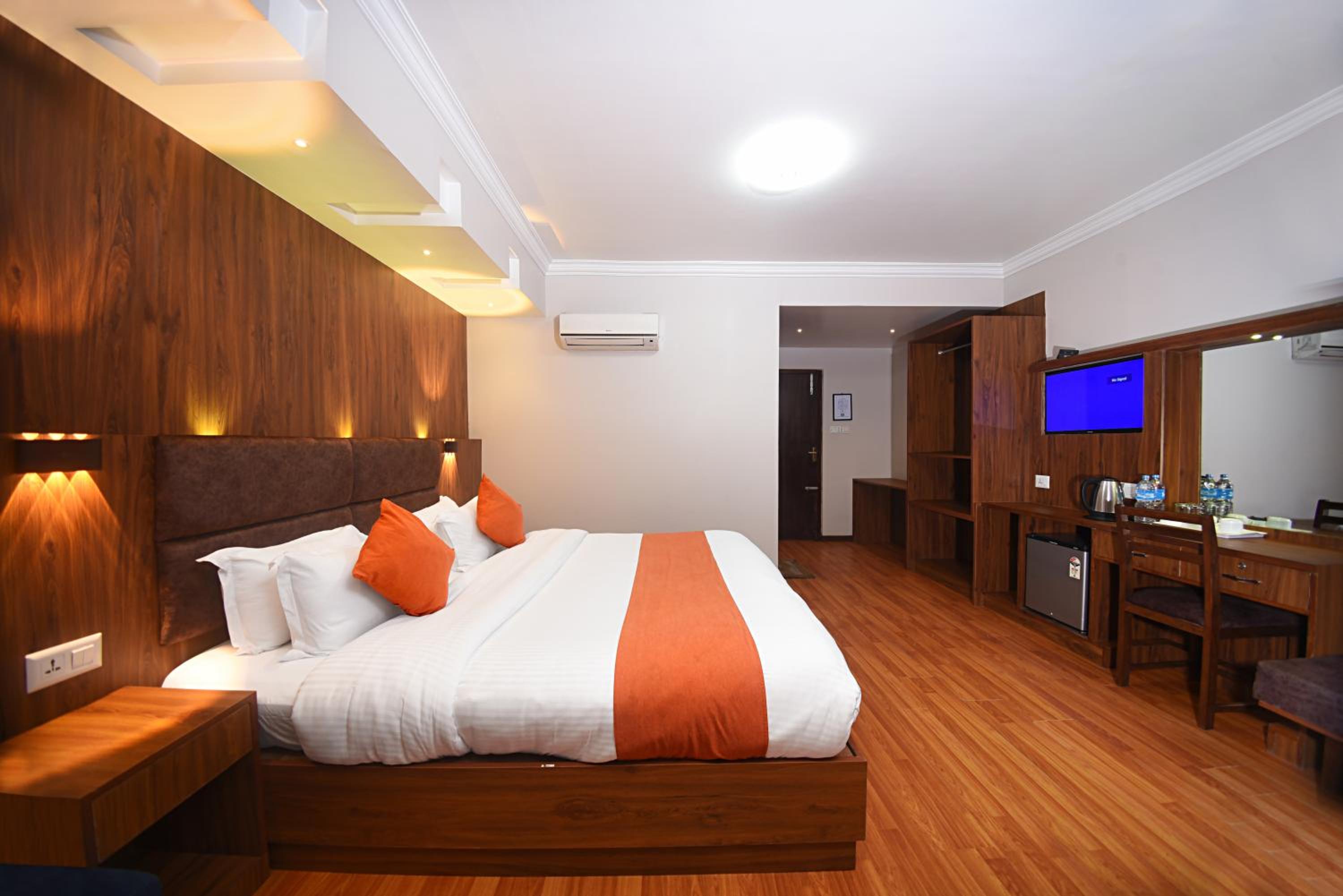 Super, Deluxe, Double or Single Bed, Bathtub