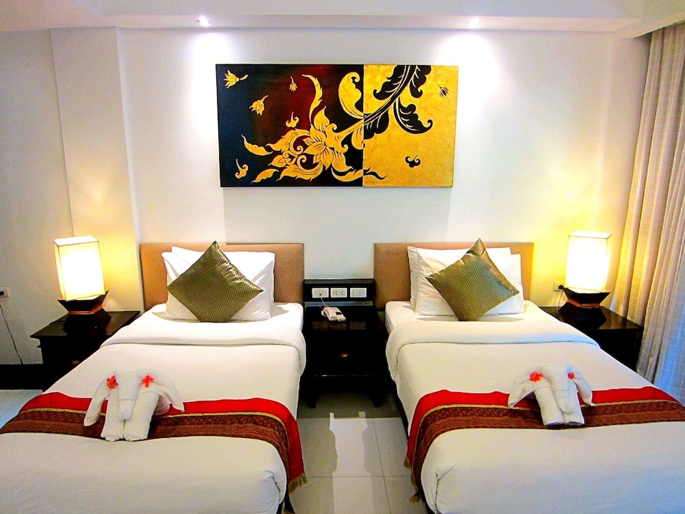 EXECUTIVE, TWIN BEDS, POOL SIDE