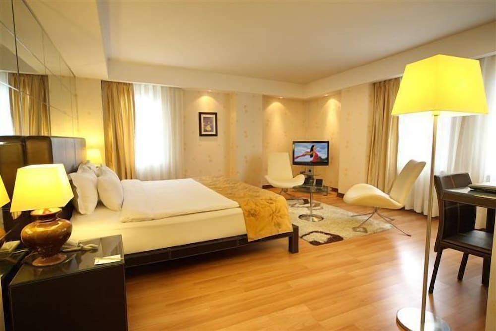 Cartoon Hotel 25/54