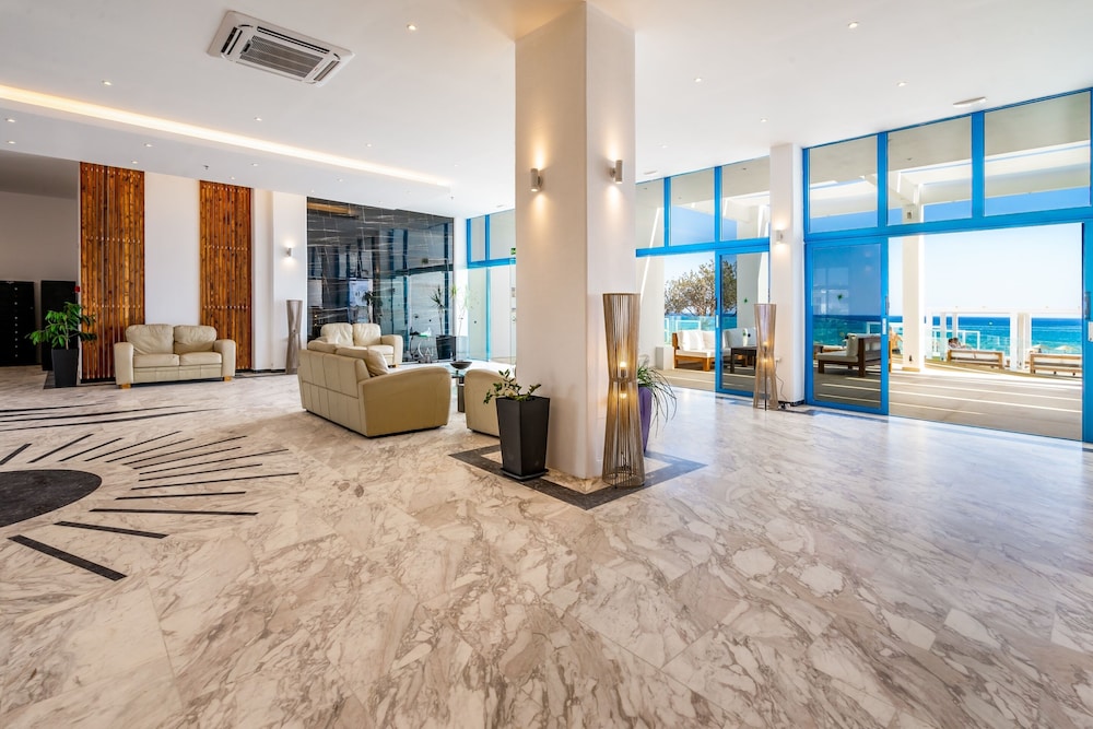 Kamari Plus Hotel 33/49