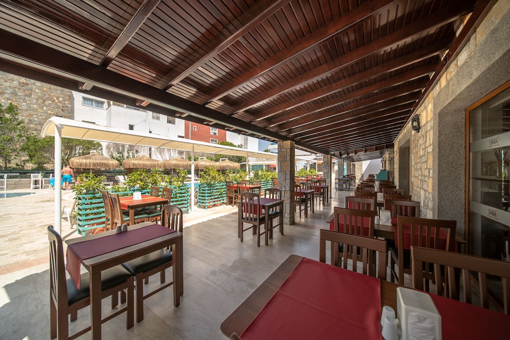 Tiana Beach Resort 79/94