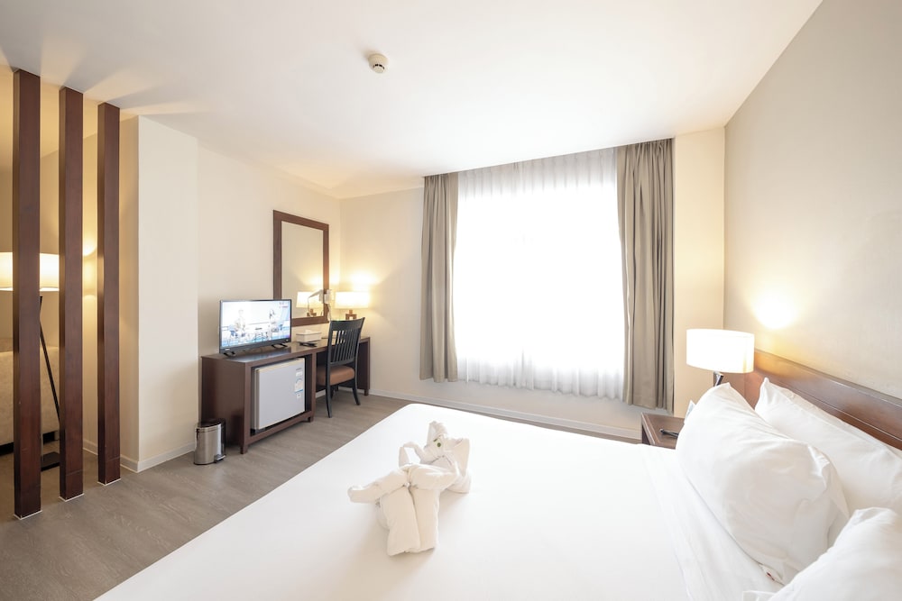 Golden Crown Grand Hotel 7/50