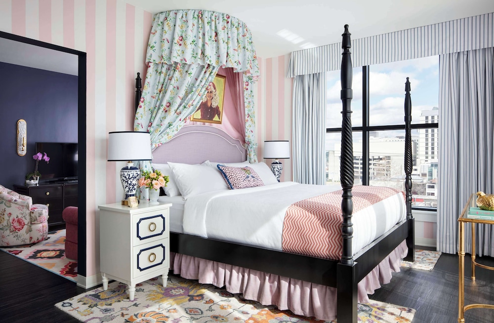 SUITE, KING BED