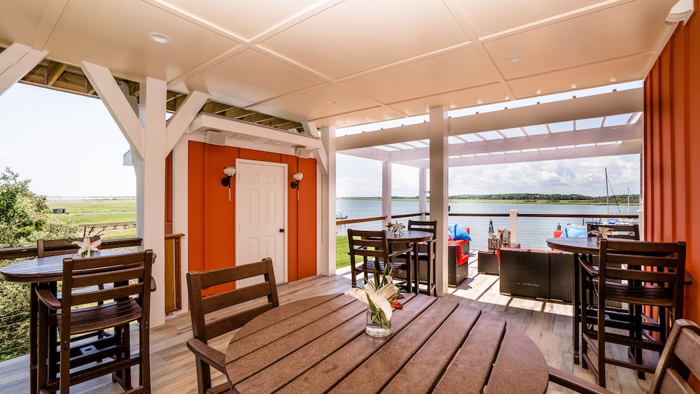Regatta Inn 38/64