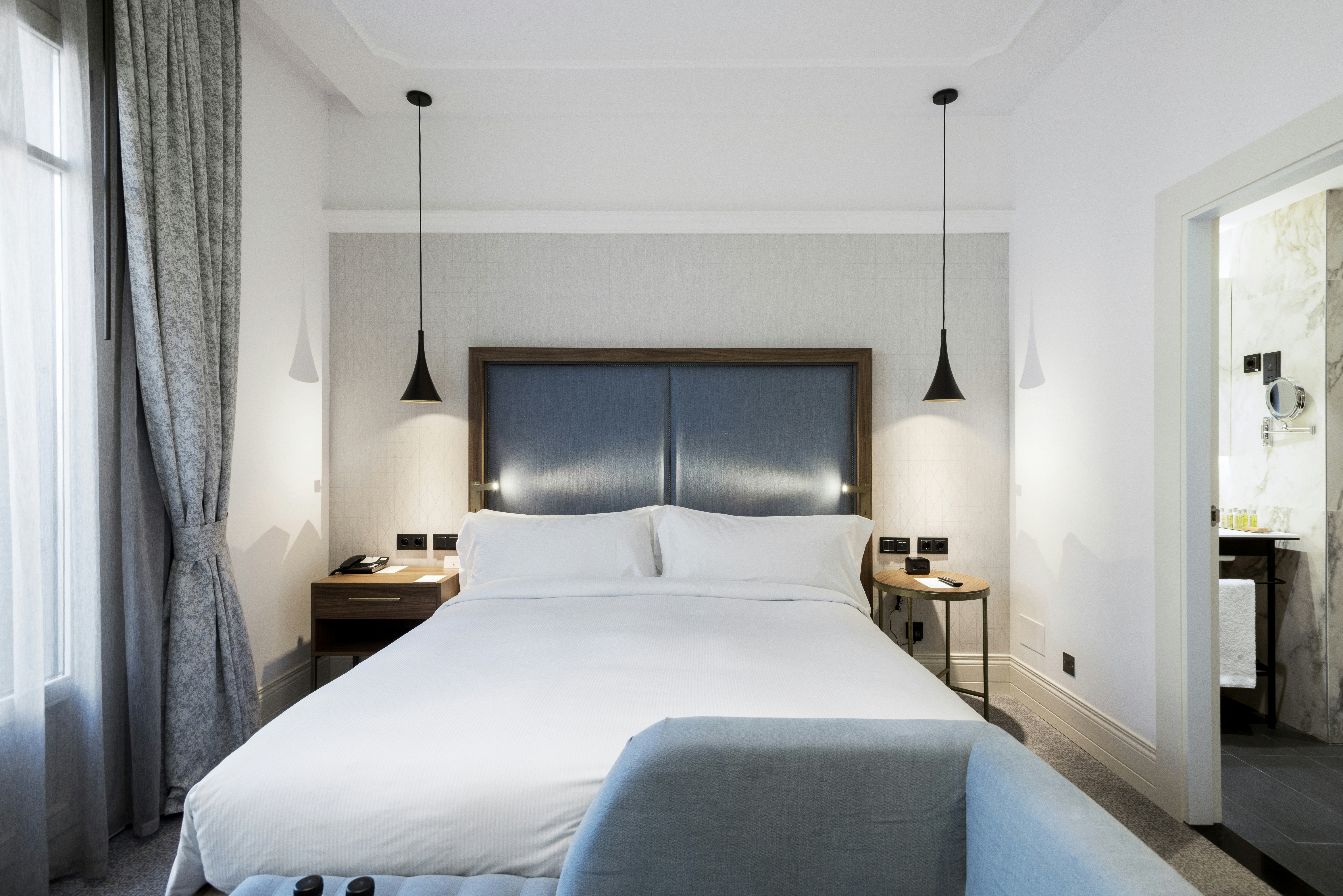 DELUXE, KING BED