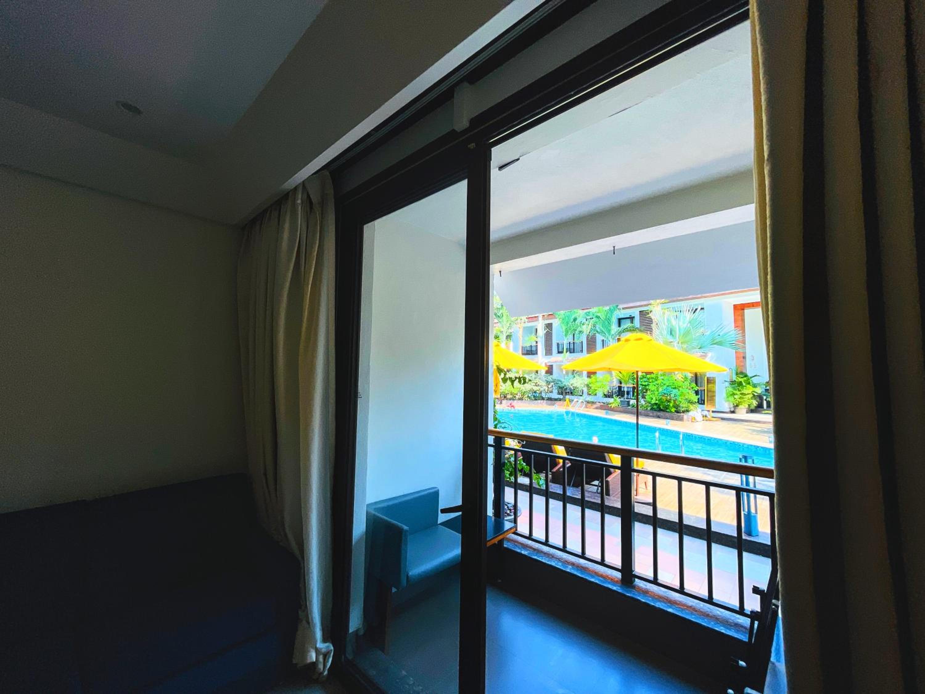غرفة بسرير مزدوج بإطلالة على المسبح بشرفة، Sobit Sarovar Portico Goa 6/10