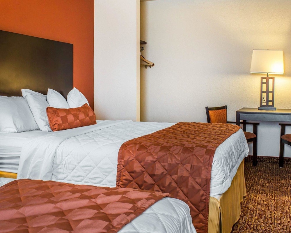 Rodeway Inn & Suites near Okoboji Lake 12/35