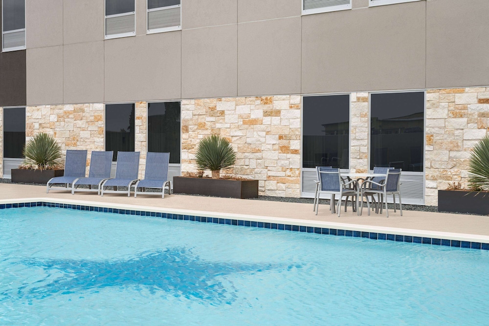 La Quinta Inn and Suites by Wyndham Del Rio 5/65