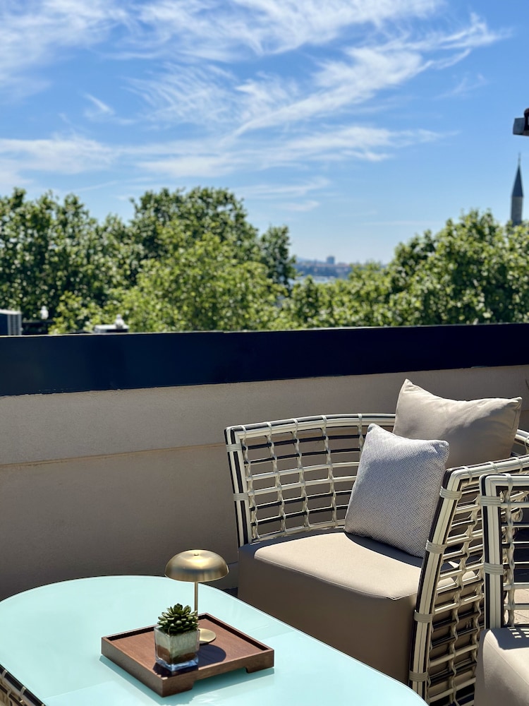 Weingart Suites Hotel 49/58