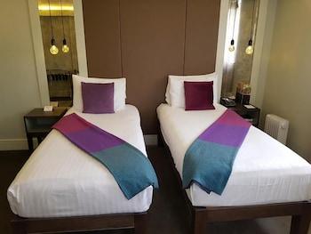 EXECUTIVE, TWIN BEDS