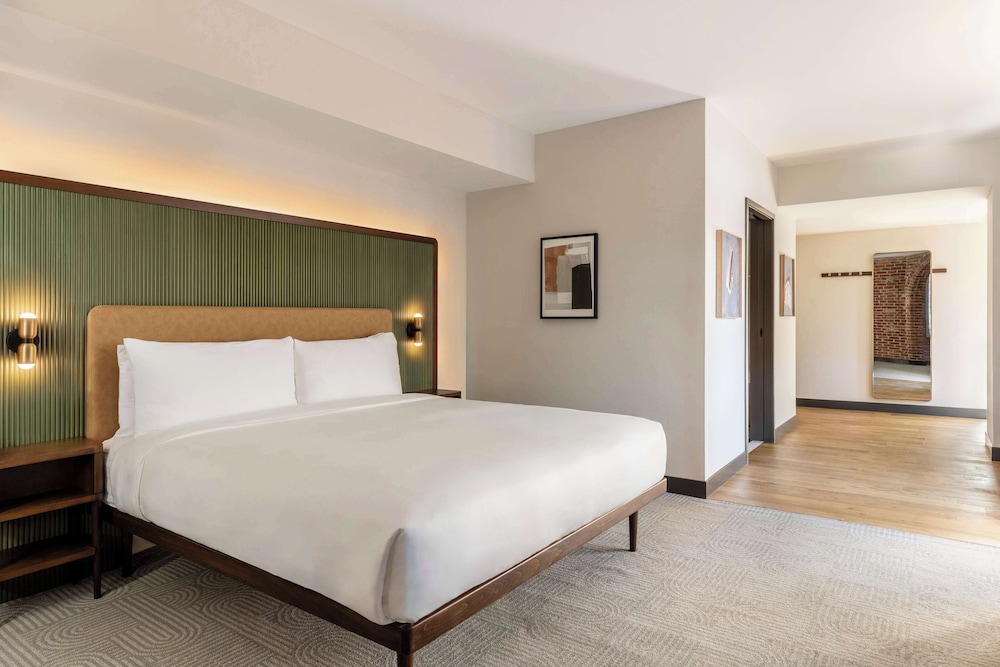 PREMIER, KING BED