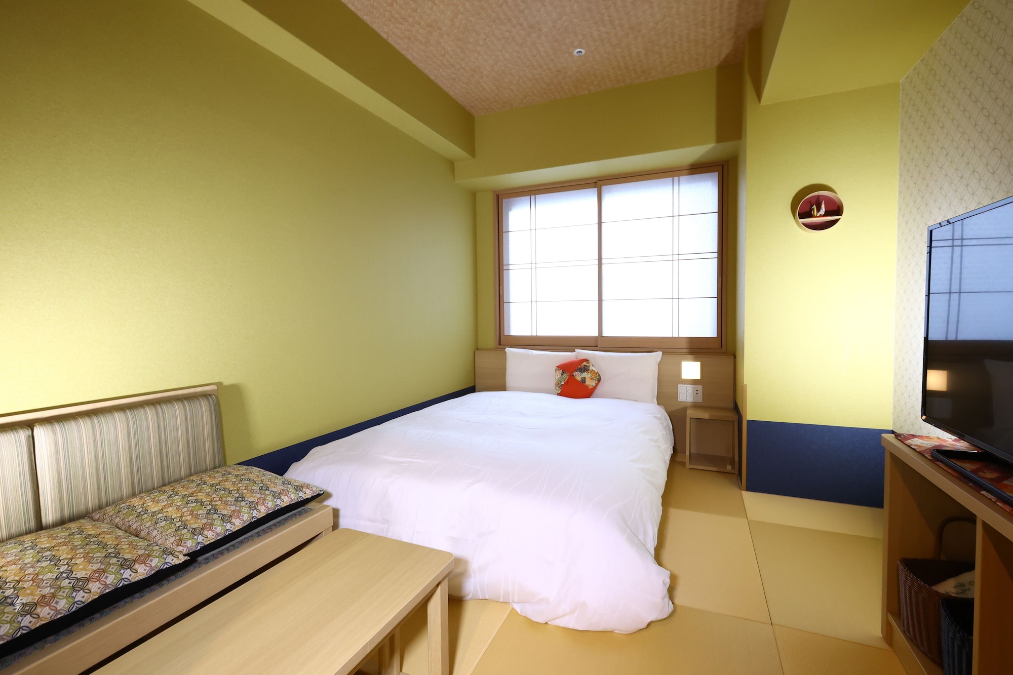 ROOM, DOUBLE BED, CORNER