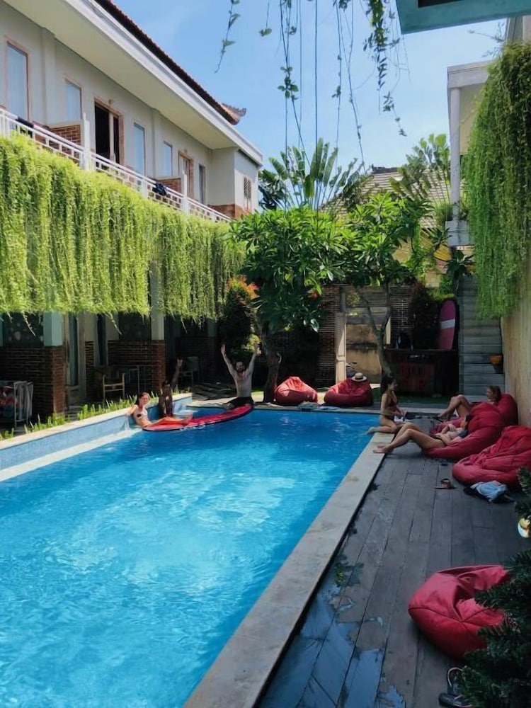 Mojosurf Camp Canggu 24/32