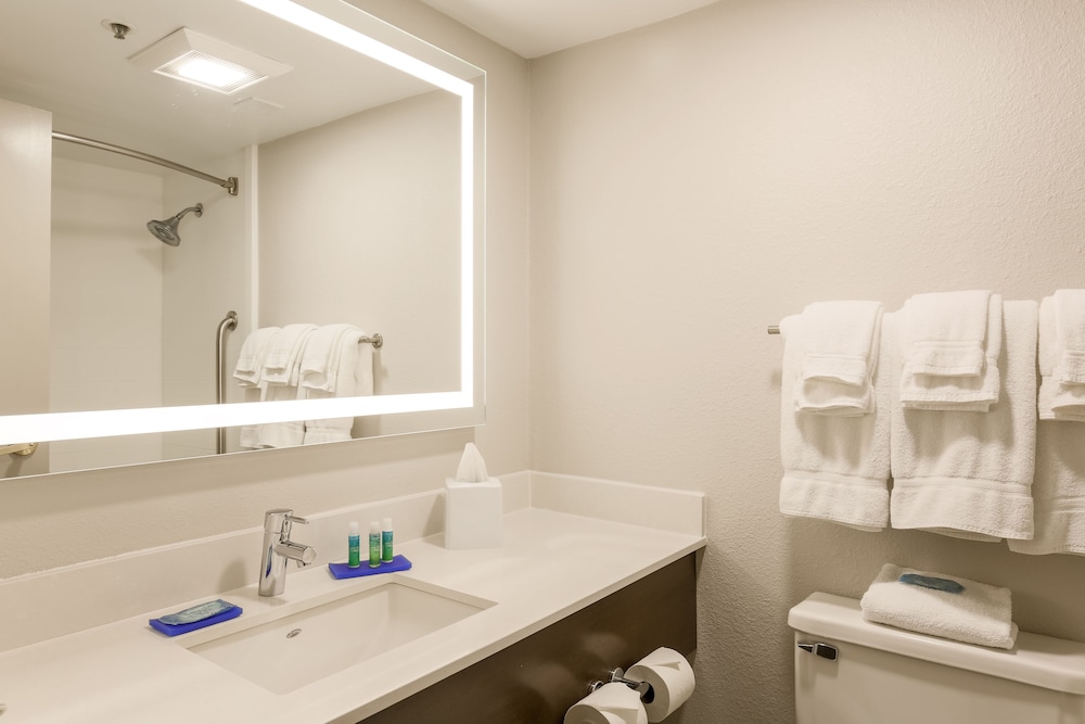 Holiday Inn Express Milwaukee West Medical Center 20/59