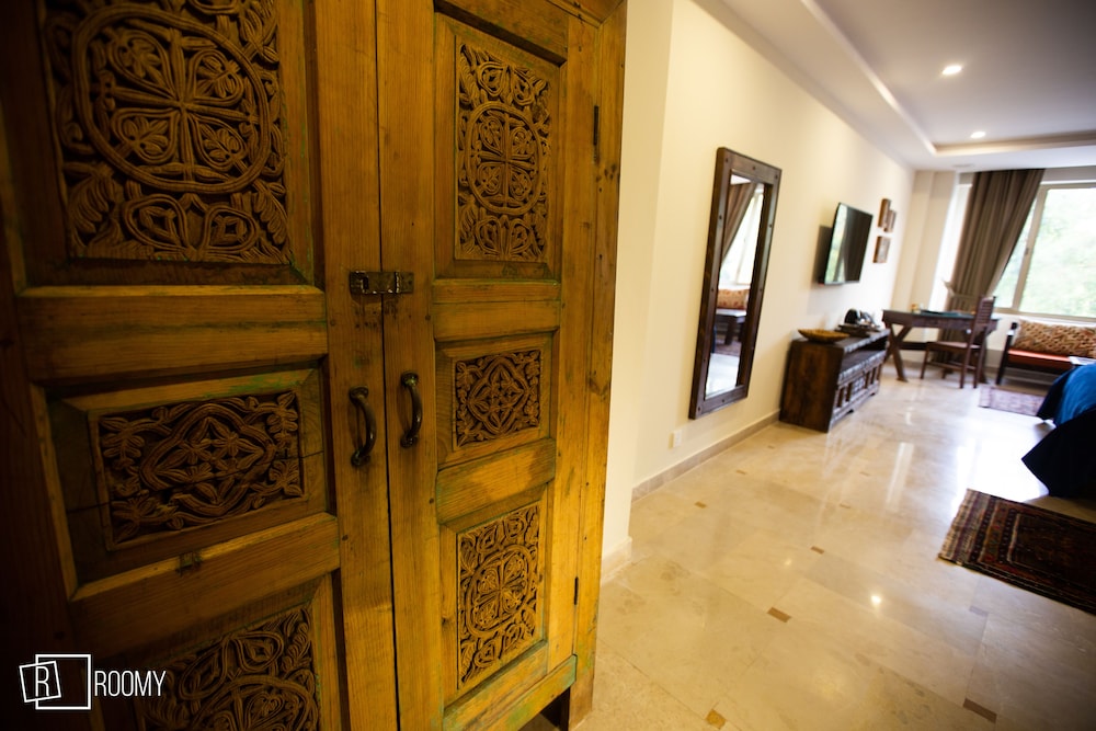 Roomy Signature Hotel 14/40