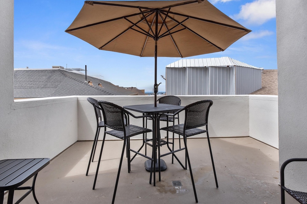 Beach House Inn & Suites 25/50