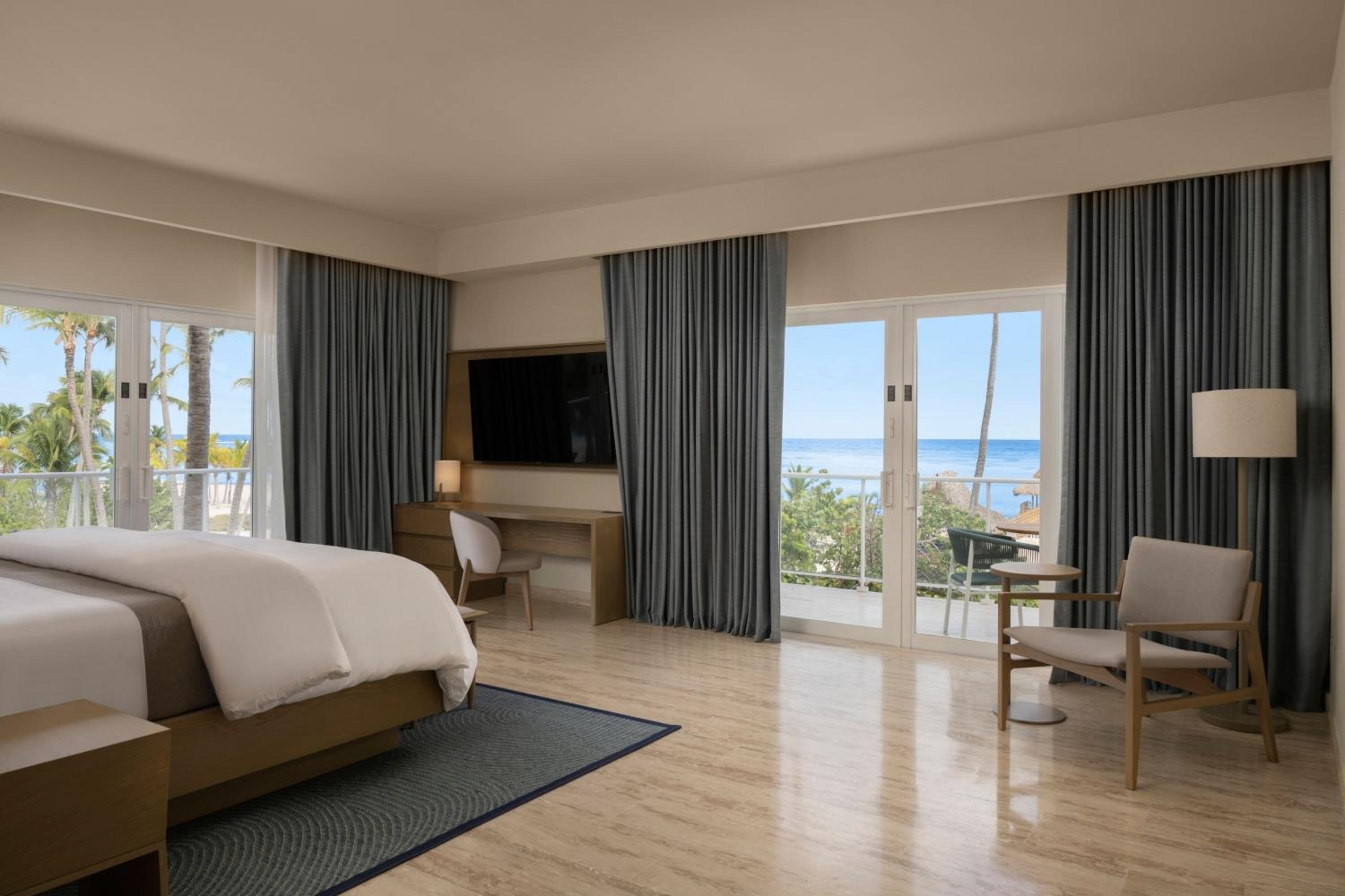 1 Bedroom, Suite, King Bed, Beach Front