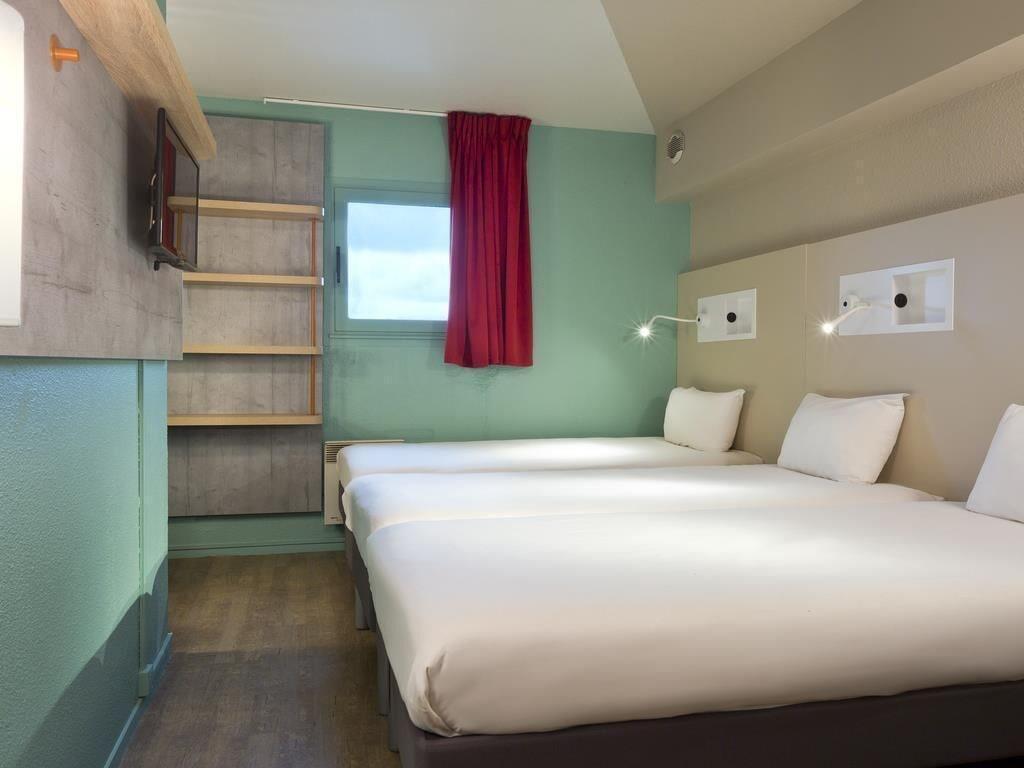 Tree, Triple, Twin Beds