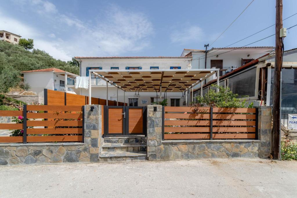 Pteleo Apartments 10/65