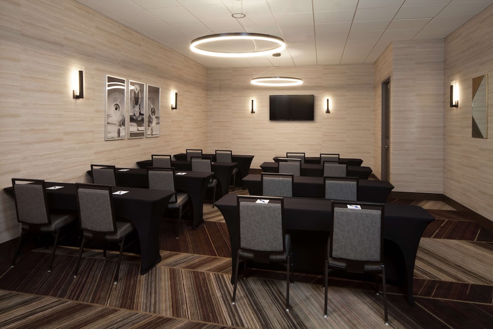 H Hotel Los Angeles, Curio Collection by Hilton 55/59