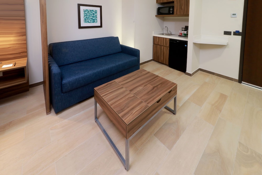 Holiday Inn Express And Suites Playa Del Carmen 37/74