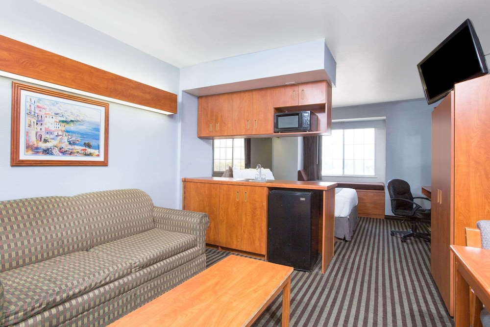 Microtel Inn & Suites By Wyndham Garland/Dallas 4/14