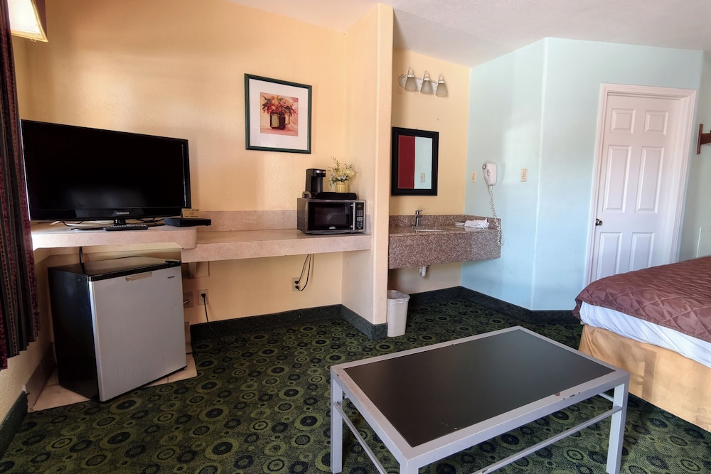 Sunset Lodge Elgin near US 290 by Hotel O 29/47