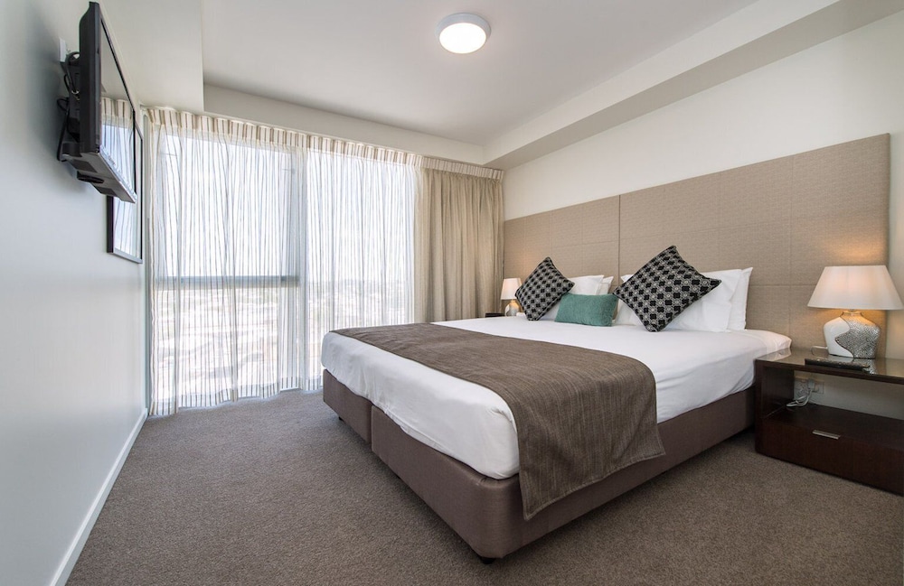 DELUXE, APARTMENT, KING BED, CITY VIEW