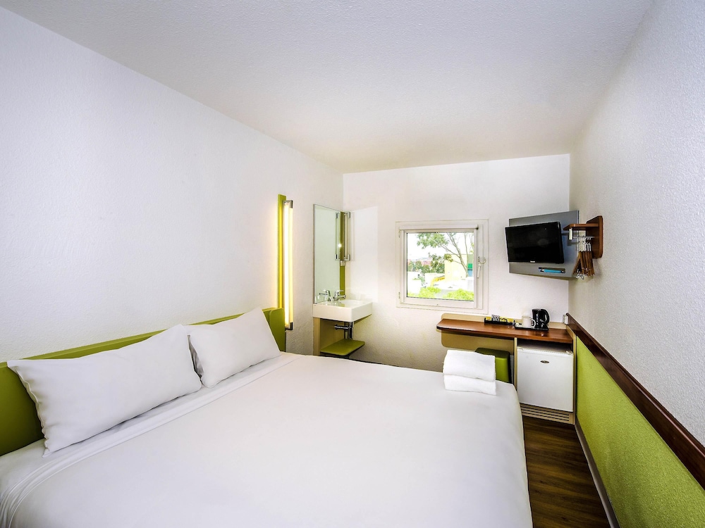 STANDARD, QUEEN BED