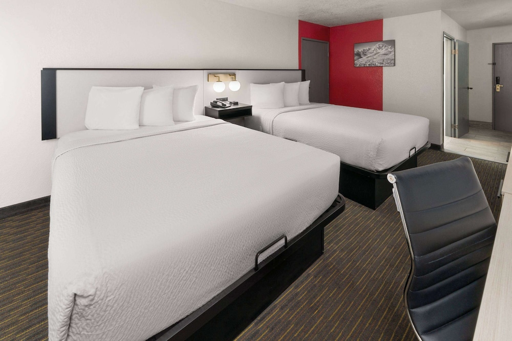 SYLO Hotel Denver Airport, a Ramada by Wyndham 23/57