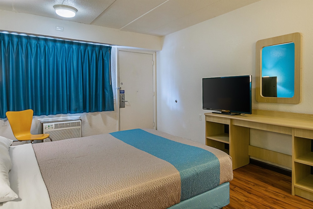 STANDARD, QUEEN BED, ACCESSIBLE