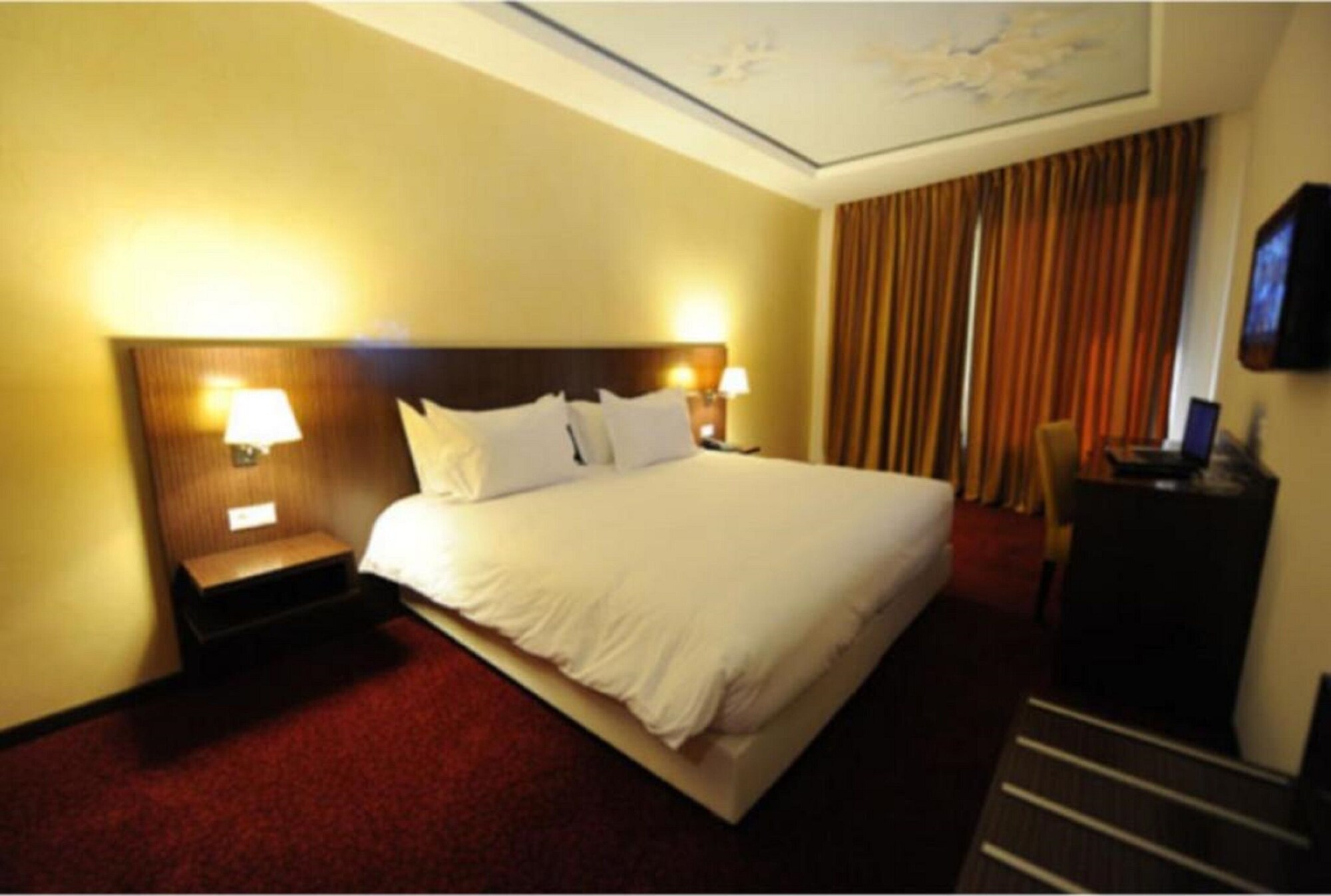 ROOM, SINGLE