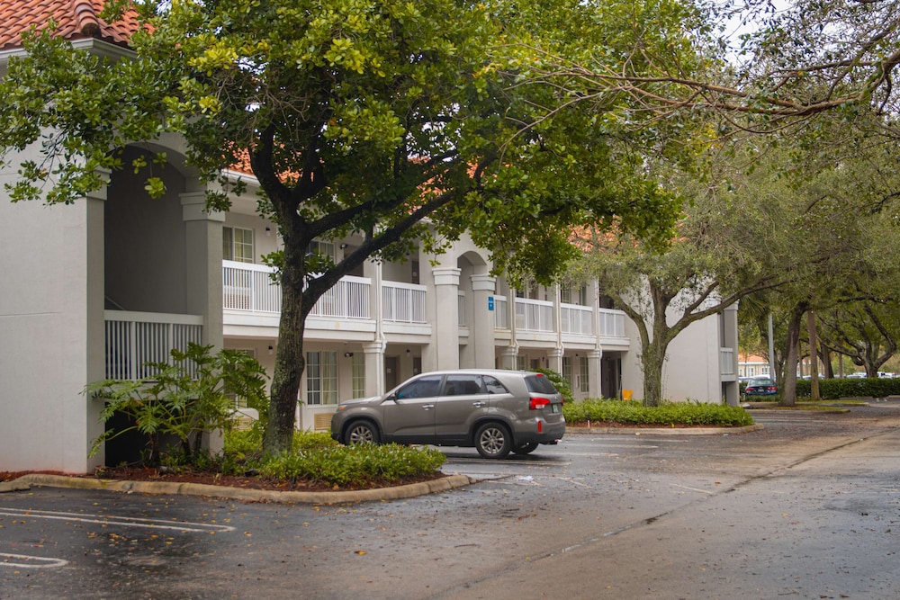 Studio 6 Extended Stay - Coral Springs, FL - Fort Lauderdale 48/60