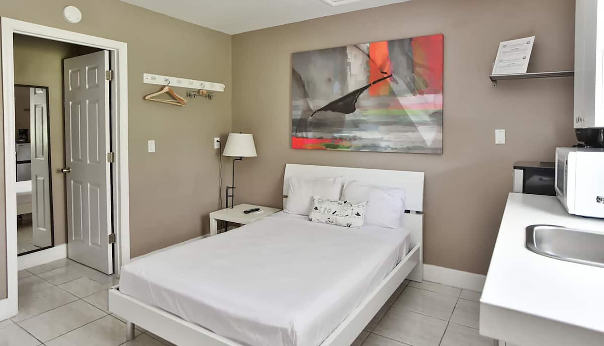 CHIC, TRENDY, STUDIO, QUEEN BED