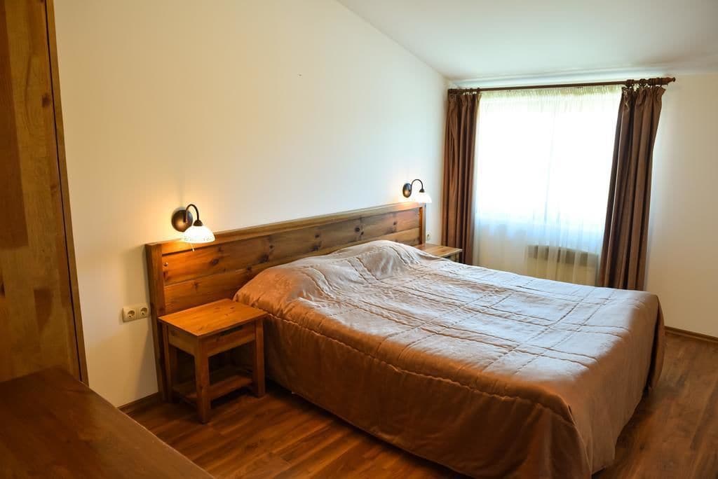 غرفة بسرير مزدوج