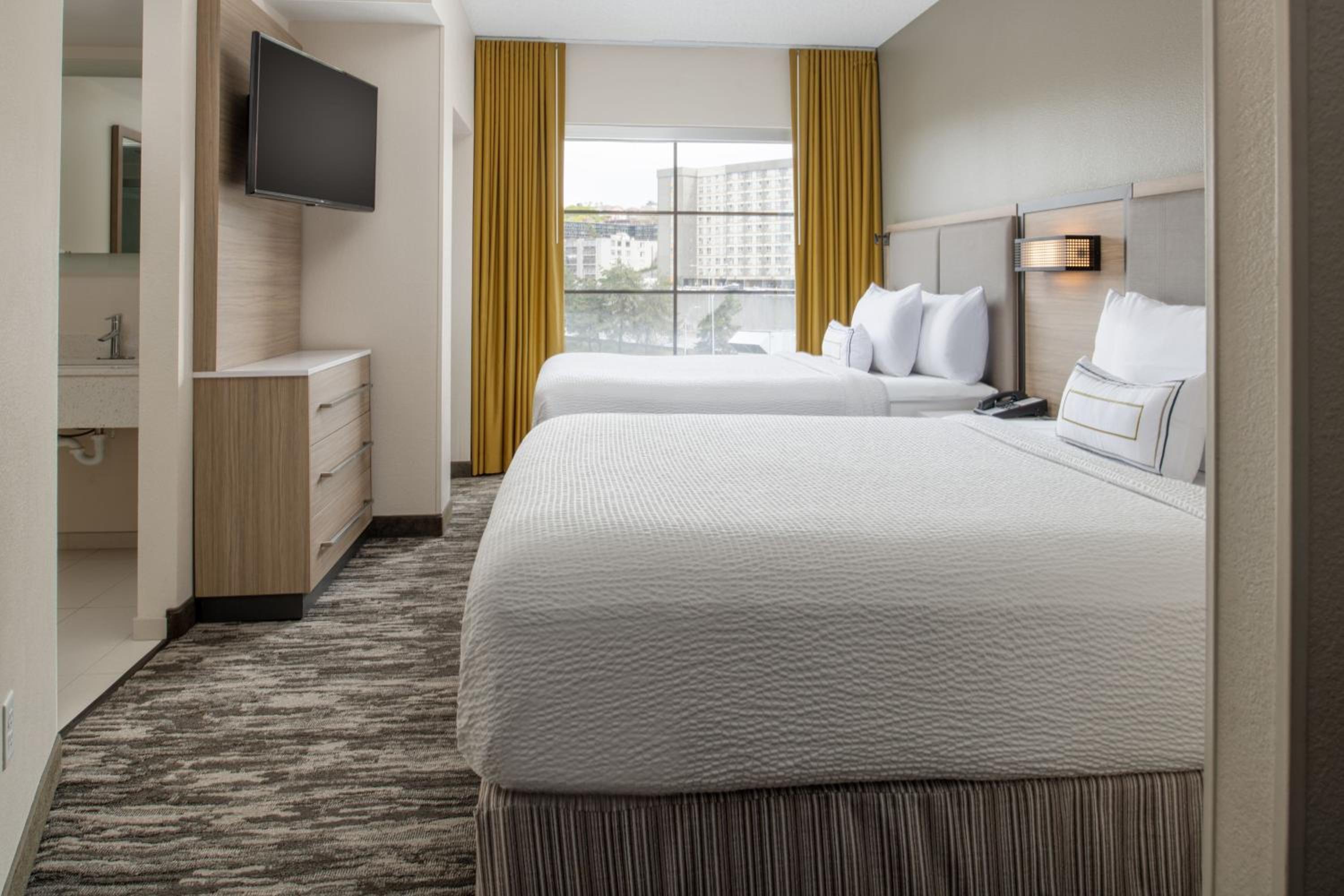 جناح تنفيذي بسريرين كوين مع أريكة، Springhill Suites Seattle Downtown South Lake Union 3/6