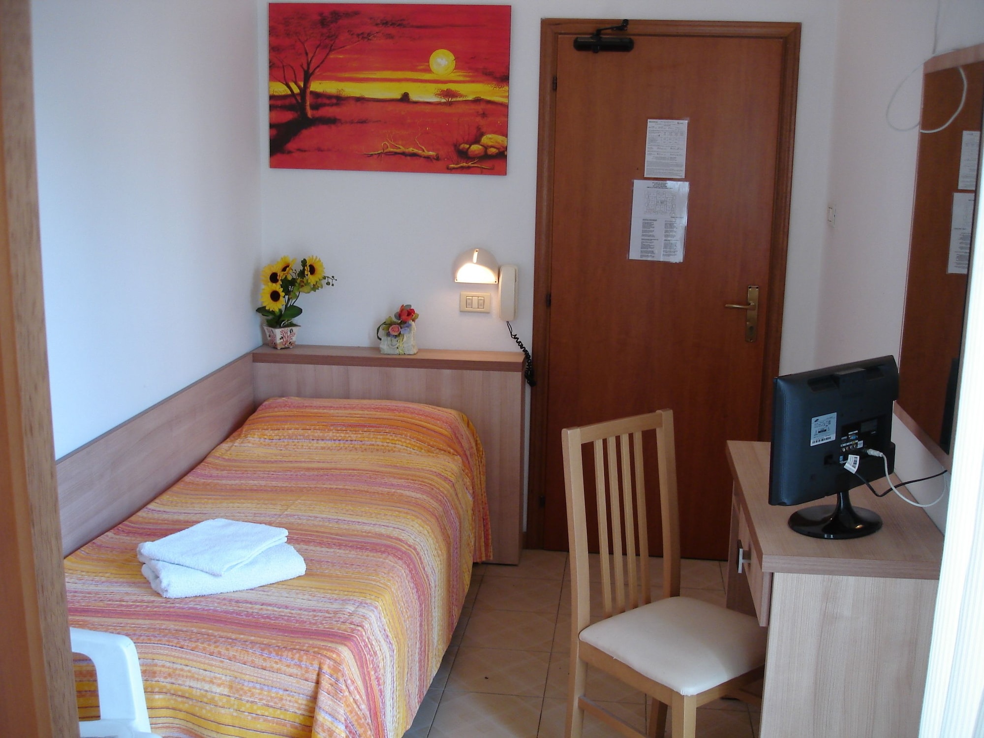 ROOM, SINGLE