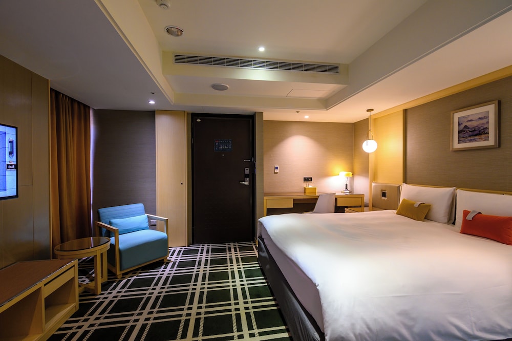 ROOM, KING BED, BATHTUB