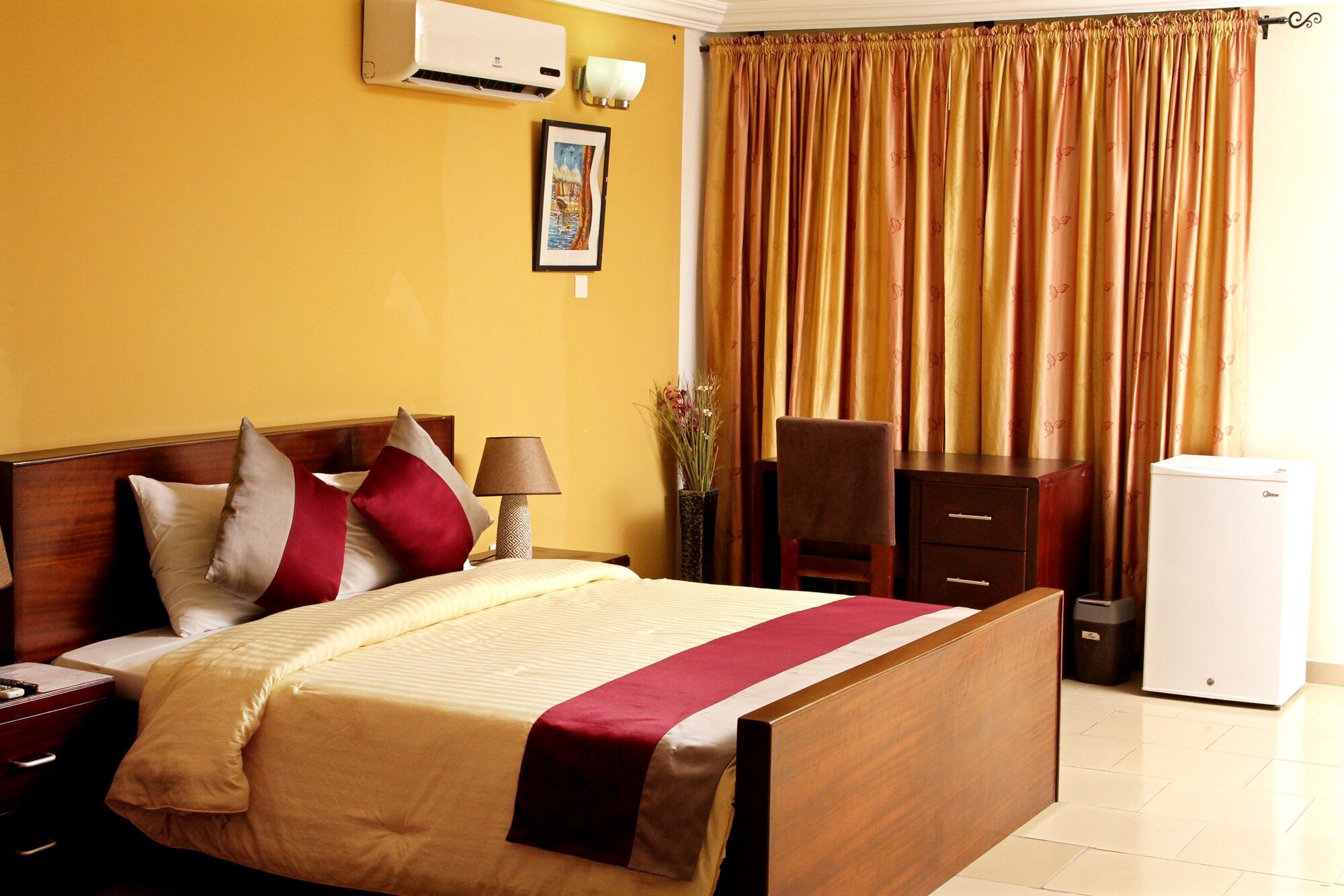 ROOM, DOUBLE BED