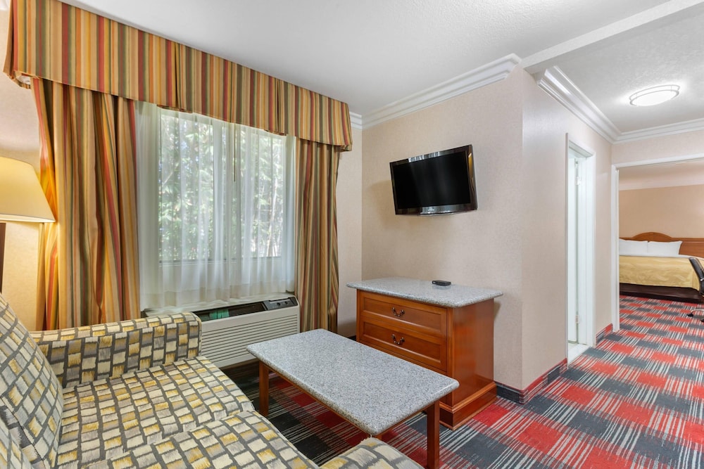 Quality Inn & Suites Oceanside Near Camp Pendleton 28/50
