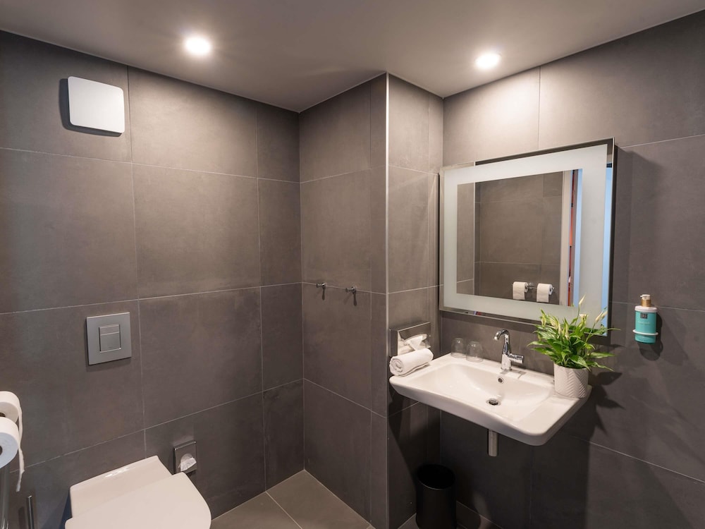Mercure Angers Lac De Maine 47/49