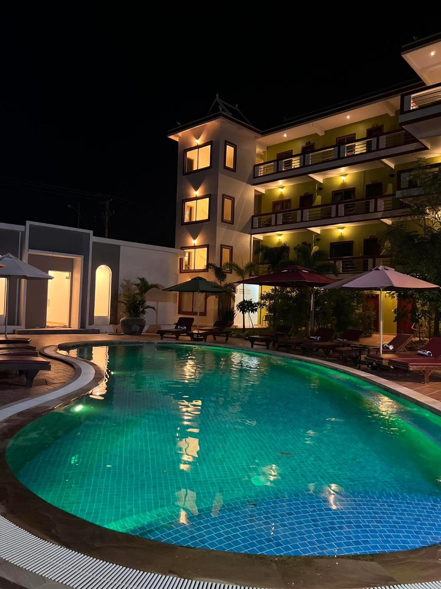 Two Moons Hotel 7/48