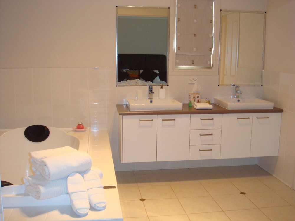 Camelot Boutique Accommodations 24/54